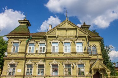 Eski şehir merkezindeki tarihi bina açık bir yaz günü Kostroma Rusya