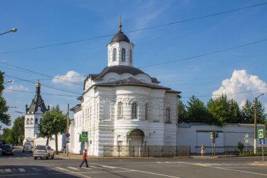 Kostroma / Rusya - 28 Temmuz 2020: St. Anastasia Epifani Manastırı 'nın beyaz taş dişisi