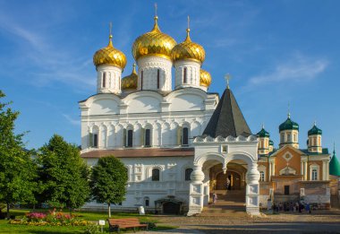 Kostroma Rusya 'da açık bir yaz gününde Ipatiev Manastırı' nın beyaz taş Trinity Katedrali 'ne yakın.