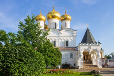Kostroma Rusya 'da açık bir yaz gününde Ipatiev Manastırı' nın beyaz taş Trinity Katedrali 'ne yakın.