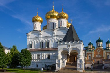 Kostroma Rusya 'da açık bir yaz gününde Ipatiev Manastırı' nın beyaz taş Trinity Katedrali 'ne yakın.