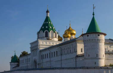 Gökyüzüne karşı açık bir yaz gününde Kostroma 'daki kutsal Trinity Ipatiev manastırı.