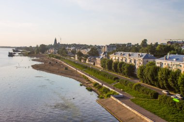 Rusya 'nın Volga nehri kıyısındaki Koştroma şehir plajının panoramik görüntüsü.