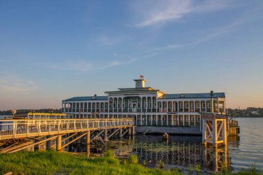 Kostroma Rusya 'daki Volga nehrindeki eski tarihi rıhtımda bir yaz akşamı ve kopyalamak için yer