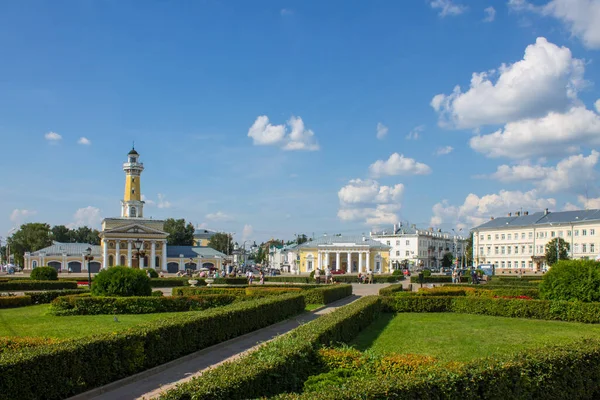 Susaninskaya Meydanı 'nın açık bir yaz günü ve Rusya Kostroma' da kopyalamak için uygun olan tarihi mimarisi ile panoramik görünümü
