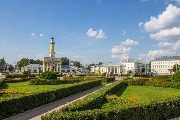 Susaninskaya Meydanı 'nın açık bir yaz günü ve Rusya Kostroma' da kopyalamak için uygun olan tarihi mimarisi ile panoramik görünümü