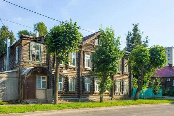 Stary Drewniany Tradycyjny Dwupiętrowy Dom Kostromie Rosja Jasny Letni Dzień — Zdjęcie stockowe