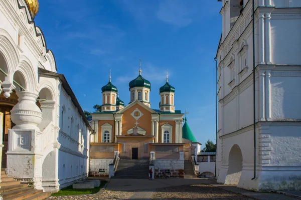 Svatá Trojice Ipatiev Klášter Kostromě Jasného Letního Dne Proti Modré — Stock fotografie