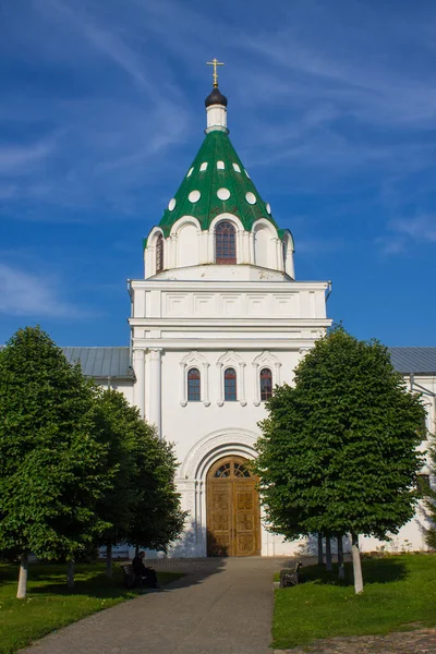 Kloster Heilige Dreifaltigkeit Ipatiev Kostroma Einem Klaren Sommertag Vor Blauem — Stockfoto