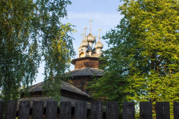 Деревянные Купола Костромской Церкви Пресвятой Богородицы Ясный Летний День Фоне — стоковое фото