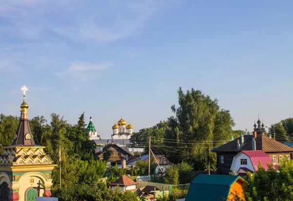 Stará Kostroma Ulice Dřevěnými Chatrčemi Silnice Letní Den Proti Modré — Stock fotografie