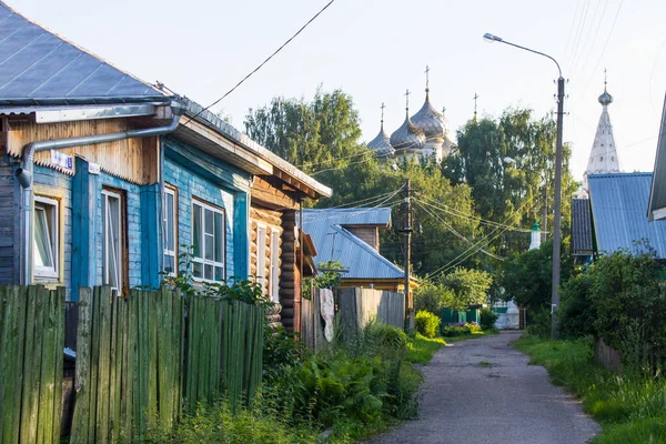 Rua Kostroma Velha Com Árvores Cabanas Madeira Uma Estrada Dia — Fotografia de Stock