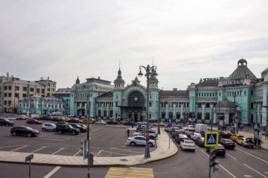 Moskova Rusya 'da kopyalamak için bulutlu bir gökyüzü ve alanın arka planına Belorussky tren istasyonu ve ulaşım parkı inşa edildi.