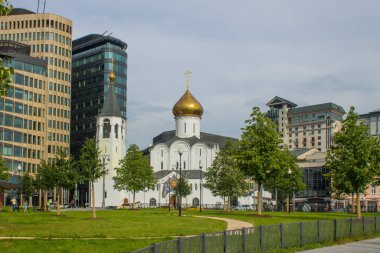 Tverskaya Zastava 'daki Aziz Niklas Kilisesi ve Moskova Rusya' da kopyalamak için bulutlu bir yaz günü ve uzayda modern iş merkezi