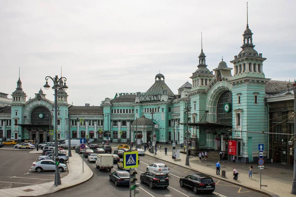 Edifício Histórico Verde Estação Ferroviária Belorussky Transporte Estacionamento Fundo Céu — Fotografia de Stock