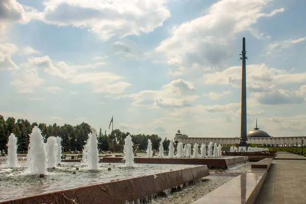 러시아 모스크바에서 수있는 여름날과 공간에 몬스터 롱나야 빅토리 기념비 — 스톡 사진