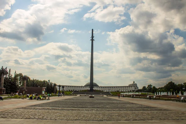 Magas Torony Győzelem Emlékmű Poklonnaya Dombon Egy Felhős Nyári Napon — Stock Fotó