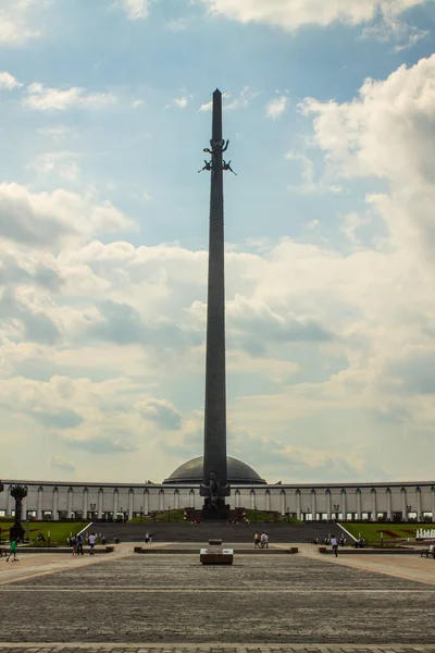 Hoge Torenspits Victory Monument Poklonnaya Heuvel Een Bewolkte Zomerdag Ruimte — Stockfoto