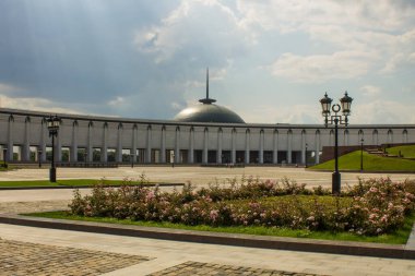 Moskova 'daki Zafer Müzesi, bulutlu bir yaz günü ve kopyalama için uzayda