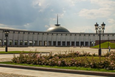 Moskova 'daki Zafer Müzesi, bulutlu bir yaz günü ve kopyalama için uzayda