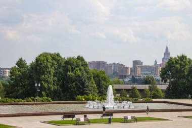Moskova 'nın panoramik manzarası ve bulutlu bir yaz gününde Zafer Parkı' nda güzel bir çeşme.