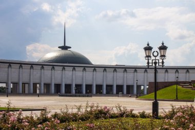 Moskova 'daki Zafer Müzesi, bulutlu bir yaz günü ve kopyalama için uzayda