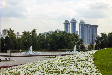Moskova 'nın panoramik manzarası ve bulutlu bir yaz gününde Zafer Parkı' nda güzel bir çeşme.