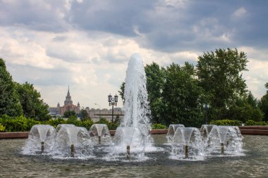 Moskova 'nın panoramik manzarası ve bulutlu bir yaz gününde Zafer Parkı' nda güzel bir çeşme.