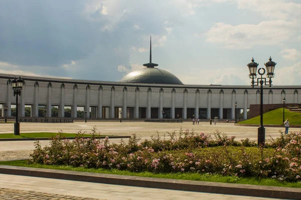 Moskova 'daki Zafer Müzesi, bulutlu bir yaz günü ve kopyalama için uzayda