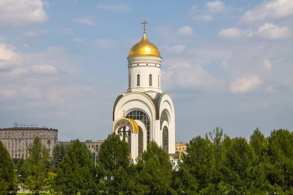 Moskova 'daki Zafer Parkı' ndaki Aziz George Katedrali güneşli bir yaz gününde kapanır.