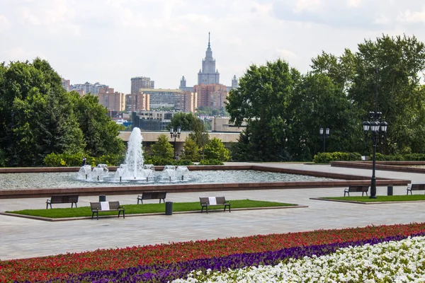 Moskova 'nın panoramik manzarası ve bulutlu bir yaz gününde Zafer Parkı' nda güzel bir çeşme.