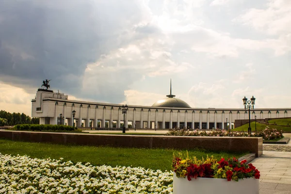 Moskova 'daki Zafer Müzesi, bulutlu bir yaz günü ve kopyalama için uzayda