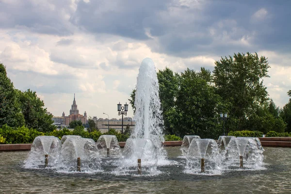 Moskova 'nın panoramik manzarası ve bulutlu bir yaz gününde Zafer Parkı' nda güzel bir çeşme.