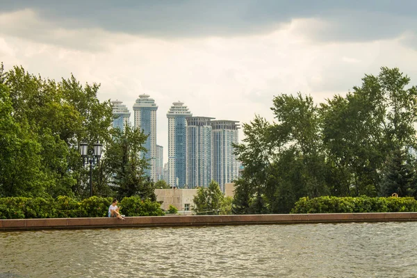 Moskova 'nın panoramik manzarası ve bulutlu bir yaz gününde Zafer Parkı' nda güzel bir çeşme.