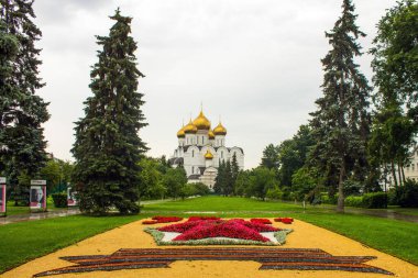 Yaroslavl / Rusya - 29 Temmuz 2020: Katedral varsayımının panoramik görünümü ve bulutlu bir gökyüzüne karşı sonsuz alev anıtı