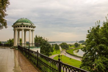 Yaroslavl Rusya 'da kopyalamak için bulutlu bir yaz günü ve uzayda deniz kenarında kolonları olan beyaz bir kubbe.