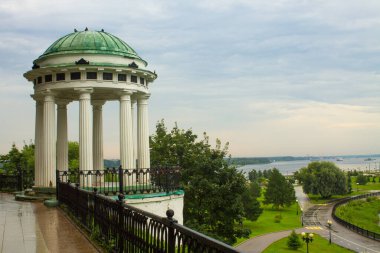 Yaroslavl Rusya 'da kopyalamak için bulutlu bir yaz günü ve uzayda deniz kenarında kolonları olan beyaz bir kubbe.