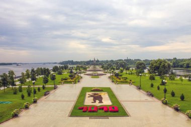 Strelka 'nın panoramik manzarası şehrin ana meydanı nehirlerin birleştiği yerde ve Yaroslavl Rusya' da yaz günü bulutlu bir gökyüzünde 1000. yıldönümünün anıtı.
