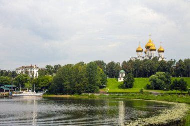 Katedral varsayımının altın kubbelerinin panoramik görüntüsü ve Yaroslavl Rusya 'da kopyalamak için parlak bir yaz günü ve uzayda ağaçların yeşil yaprakları