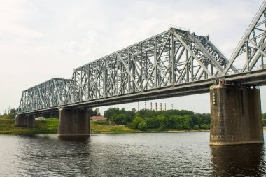 Rusya 'daki Volga nehri üzerindeki metal inşaat-demiryolu köprüsü bulutlu bir yaz günü ve kopyalamak için uygun bir yer.