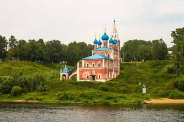 Volga Nehri 'nin yüksek yamaçlarındaki Kızıl Kazan Kilisesi Bulutlu bir yaz günü ve uzayda Tutaev Rusya' da kopyalamak için