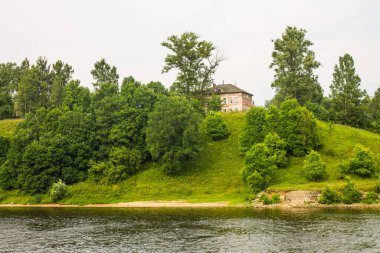 Yaz manzarası, tepenin üzerindeki güzel bir bina ve Rusya 'da Volga nehrinin kıyısındaki yeşil ağaçlar bulutlu bir günde ve kopyalayacak bir yer.