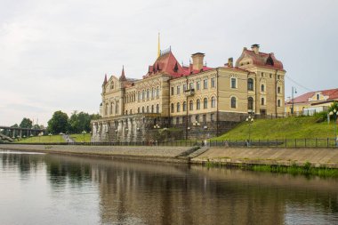 Volga Nehri kıyısındaki tarihi müze ve Rybinsk Rusya 'sında kopyalamak için bulutlu bir yaz günü ve uzayda yansıma