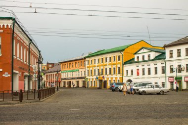 Rybinsk Rusya 'da bulutlu bir günde renkli tarihi mimari ve arabalarla şehir meydanı