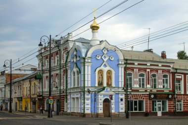 Rybinsk Rusya 'sında bulutlu bir günde şehrin tarihi merkezindeki Yugsky Podvorye kilisesinde.