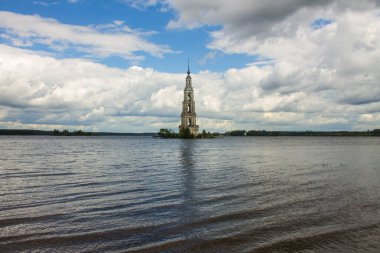 Bir nehrin ortasındaki eski çan kulesini bulutlu bir gökyüzüne ve Rusya 'nın Kalyazin şehrinde kopyalanacak bir yere karşı doldurdu.