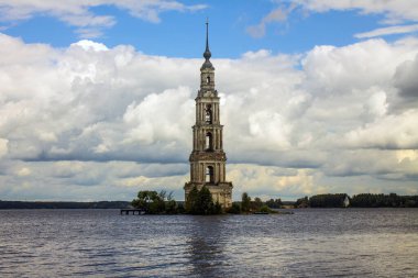 Rusya 'da Kalyazin nehrinde bir çan kulesi kopyalanmak için bulutlu ve dramatik bir gökyüzü ve uzaya battı.