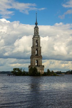 Bir nehrin ortasındaki eski çan kulesini bulutlu bir gökyüzüne ve Rusya 'nın Kalyazin şehrinde kopyalanacak bir yere karşı doldurdu.