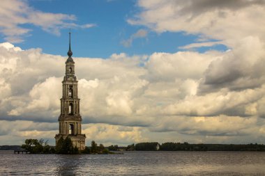 Rusya 'da Kalyazin nehrinde bir çan kulesi kopyalanmak için bulutlu ve dramatik bir gökyüzü ve uzaya battı.