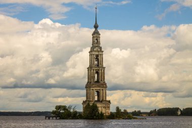 Rusya 'da Kalyazin nehrinde bir çan kulesi kopyalanmak için bulutlu ve dramatik bir gökyüzü ve uzaya battı.